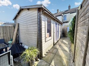 Log cabin- click for photo gallery